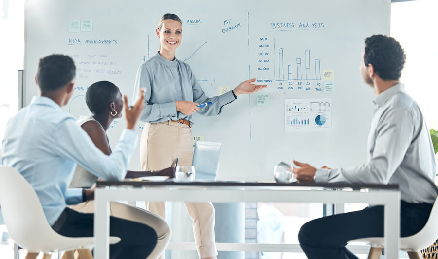 Beneficios de la investigacion de mercado casos de éxito - campaña o una reunión entre ejecutivos, simbolizando cómo la investigación ha impulsado decisiones exitosas.