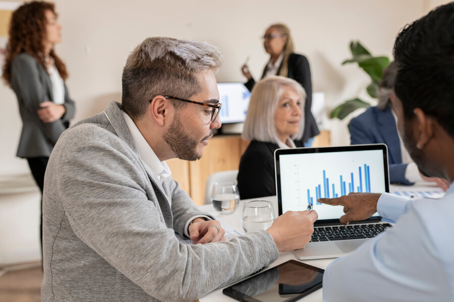 Beneficios de la investigación de mercado servicios de investigación - Presentación visual de distintos servicios de investigación, como una tabla o un gráfico en el que cada servicio esté representado por un ícono o ilustración