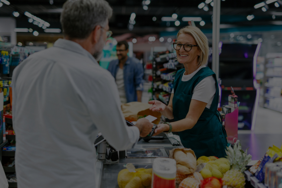 Como aumentar las ventas - Una fotografía de una mujer sonriente seleccionando productos en un supermercado