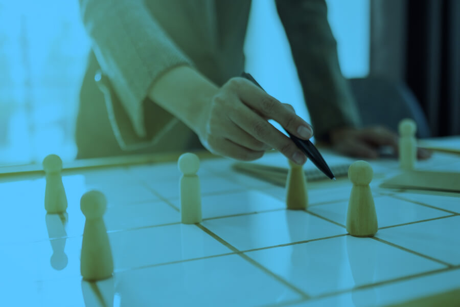 Kpis comerciales - Mano señalando movimientos en una estrategia de negocio