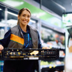 Estrategias omnicanal - Empleada de supermercado sosteniendo caja de productos