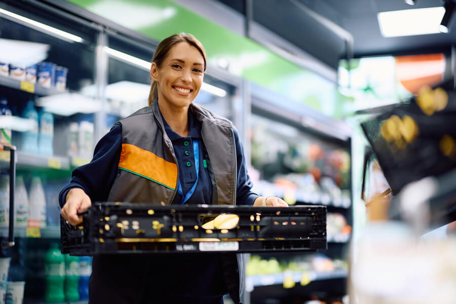Estrategias omnicanal - Empleada de supermercado sosteniendo caja de productos