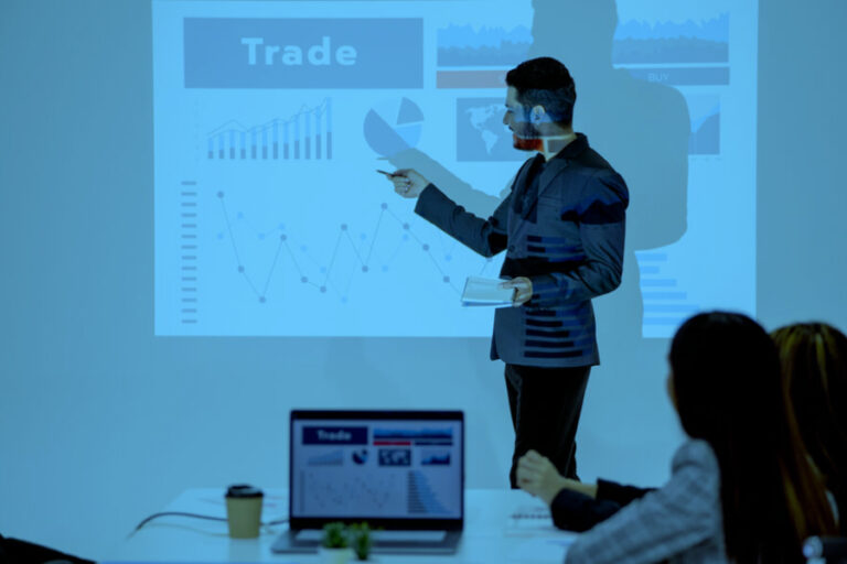 Confiabilidad de datos - Presentación profesional de datos en una reunión.