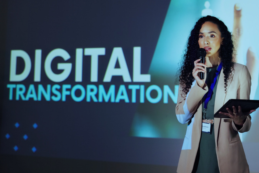 Canal tradicional - Conferencia sobre transformación digital en estrategia empresarial.