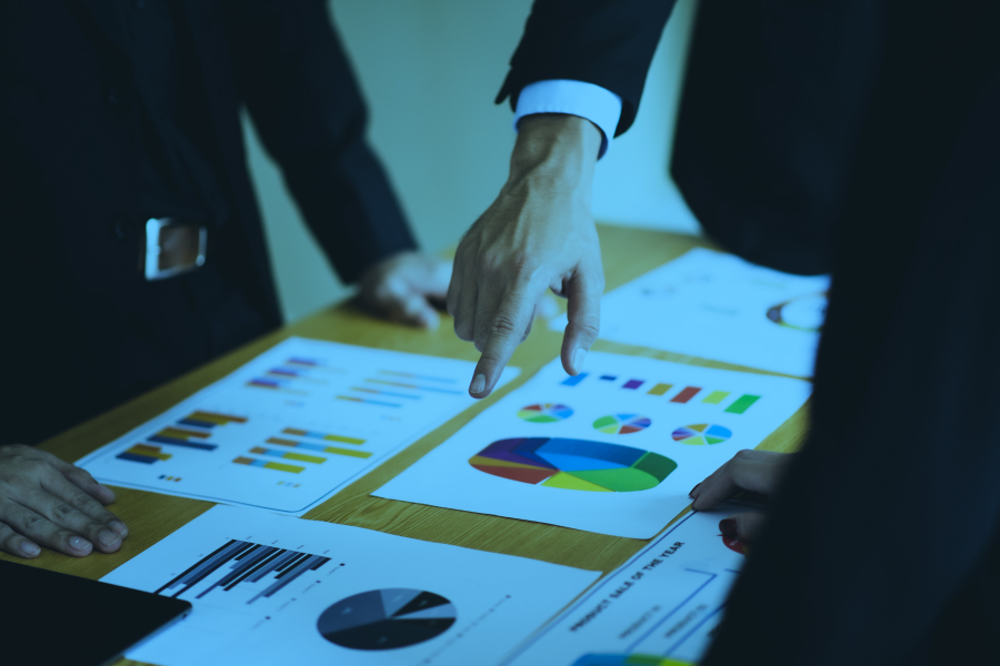 ¿Qué diferencia existe entre una estrategia comercial basada en precio y una basada en valor agregado?