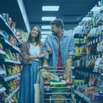 Frecuencia de compra - Personas comprando en supermercado y analizando decisiones de compra.