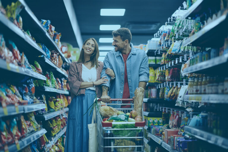 Frecuencia de compra - Personas comprando en supermercado y analizando decisiones de compra.