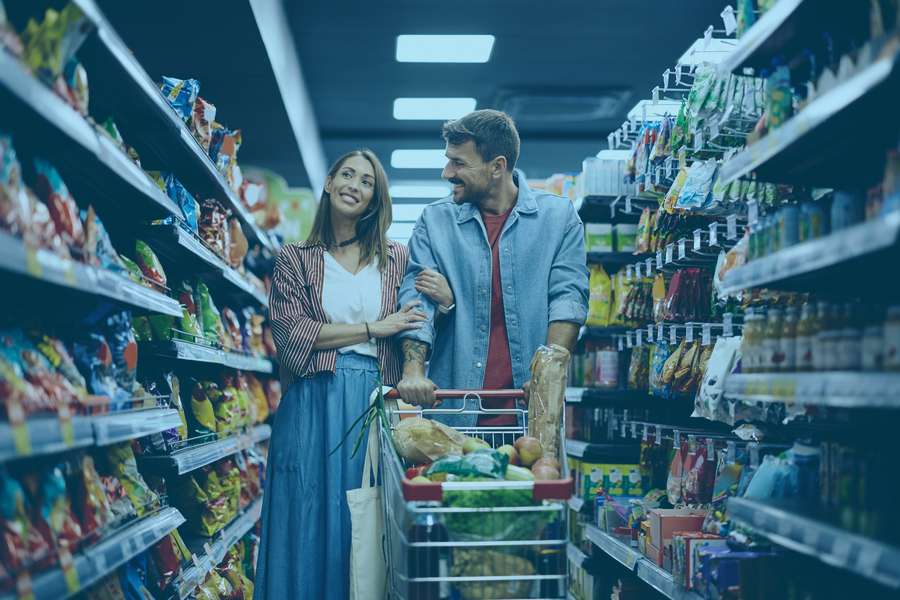 Frecuencia de compra - Personas comprando en supermercado y analizando decisiones de compra.