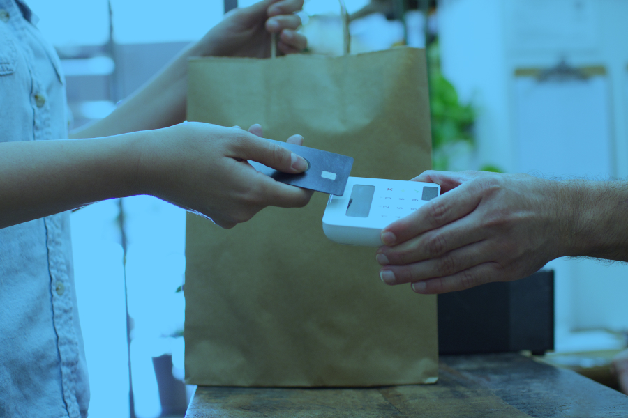 Entrega de una compra en un punto de venta durante el proceso de atención al cliente.